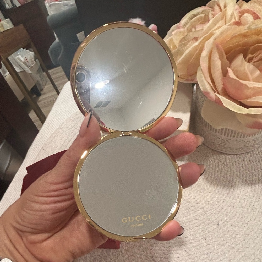 Gucci Gold Compact Mirror GWP - NIB - Picture 3 of 7